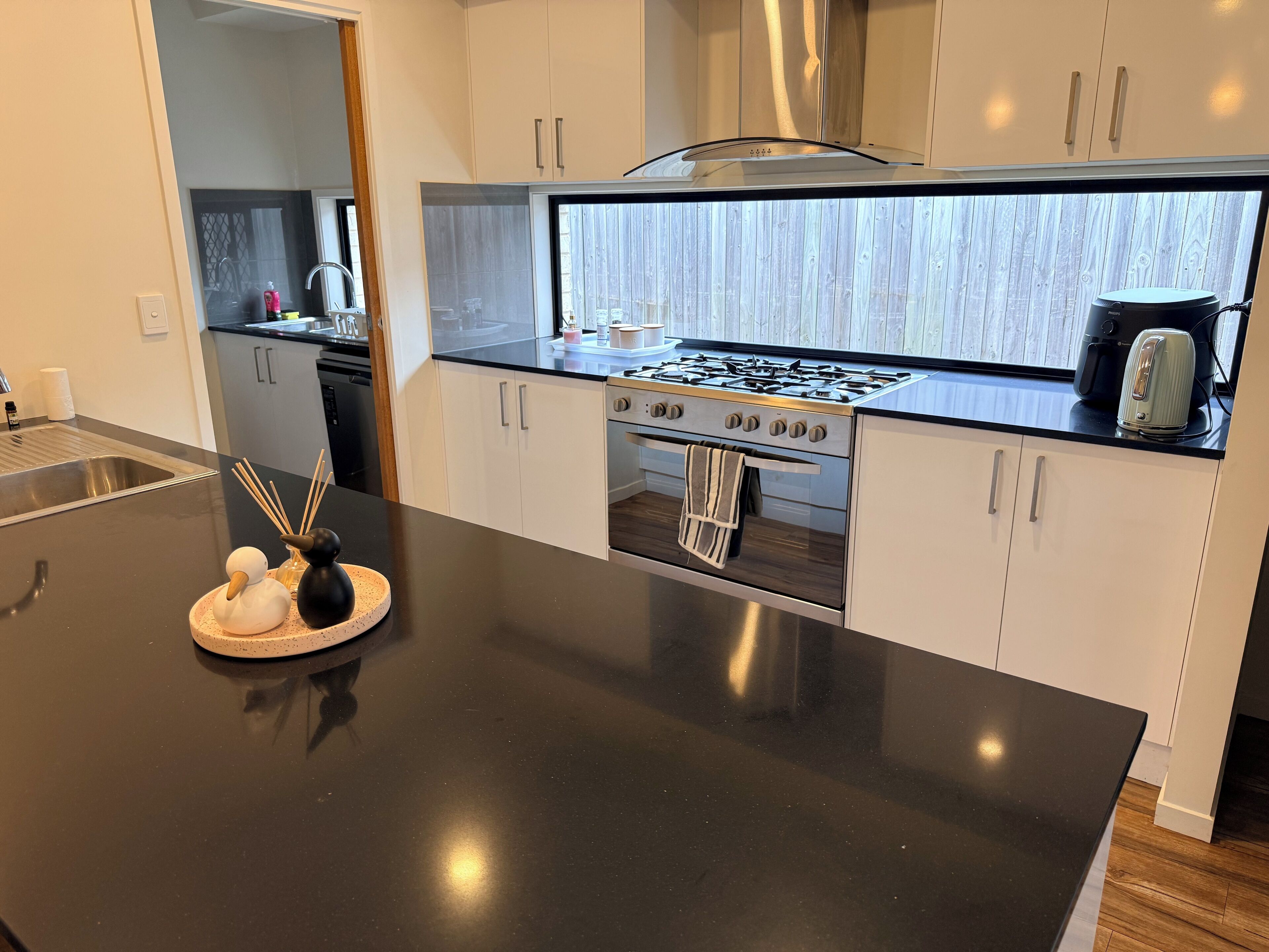 冷蔵庫、電子レンジ、オーブン、コンロ