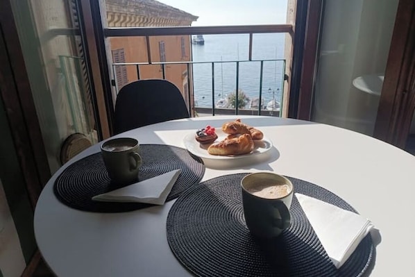 Dining - CasaLeda:Delightful Loft with Lake View in the Heart of Maderno on the lakefront (Toscolano Maderno)