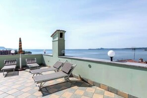 Terrace/patio - CasaFedra:Elegant Loft on the lakefront in the Heart of the Historic Center (Toscolano Maderno)