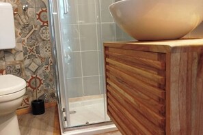 Hair dryer, towels, soap, toilet paper - CasaFedra:Elegant Loft on the lakefront in the Heart of the Historic Center (Toscolano Maderno)