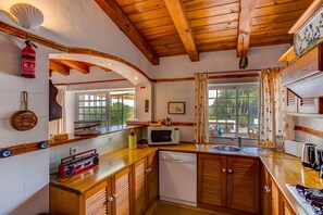 Mikrowelle, Geschirrspüler, Wasserkocher mit Kaffee-/Teezubehör