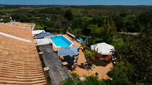 Area piscina sul tetto con vista panoramica sul paesaggio circostante.