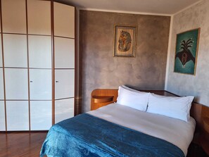 Apartamento família | Edredons de pluma, ferros/tábuas de passar roupa, Wi-Fi de cortesia