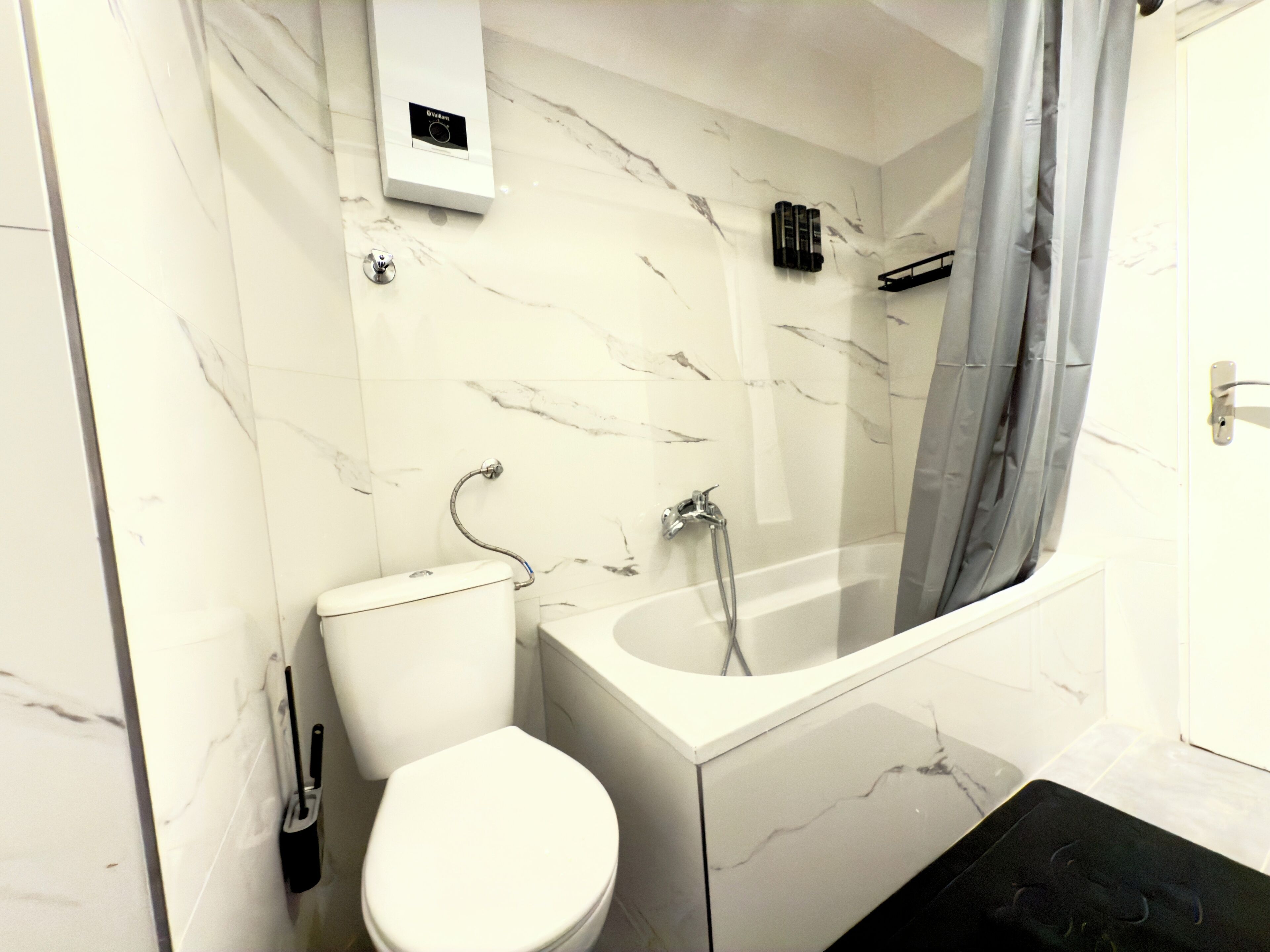 Haartrockner, Handtücher, Seife, Toilettenpapier