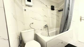 Haartrockner, Handtücher, Seife, Toilettenpapier