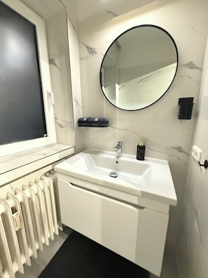 Sèche-cheveux, serviettes fournies, savon, shampoing