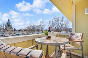 ห้องสตูดิโอสวีท, เตียงควีนไซส์ 1 เตียง และโซฟาเบด, ระเบียง, วิวสวน (233 Urban Prairie St. Unit B) | วิวจากห้องพัก