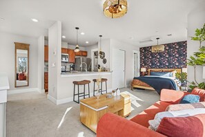 ห้องสตูดิโอสวีท, เตียงควีนไซส์ 1 เตียง และโซฟาเบด, ระเบียง, วิวสวน (233 Urban Prairie St. Unit B) | 1 ห้องนอน, ห้องพักตกแต่งอย่างมีเอกลักษณ์, ตกแต่งพิเศษโดยเฉพาะ, โต๊ะทำงาน