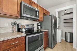 Studiosuite, 1 Queen-Bett und Schlafsofa, Balkon, Gartenblick (233 Urban Prairie St. Unit B) | Eigene Küche