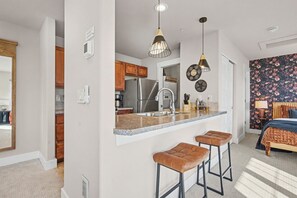 ห้องสตูดิโอสวีท, เตียงควีนไซส์ 1 เตียง และโซฟาเบด, ระเบียง, วิวสวน (233 Urban Prairie St. Unit B) | ครัวส่วนตัว