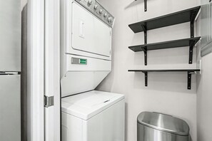 Studiosuite, 1 Queen-Bett und Schlafsofa, Balkon, Gartenblick (233 Urban Prairie St. Unit B) | Wäschereiservice