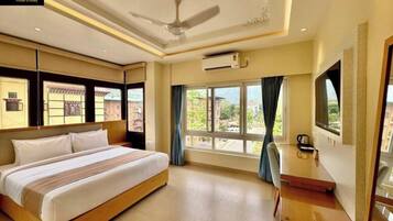 Suite, 1 King Bed, Air conditioning, City View | Free WiFi