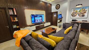 Departamento Deluxe, balcón, vista a la ciudad | Área de sala de estar