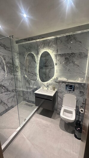 Haartrockner, Handtücher, Seife, Toilettenpapier