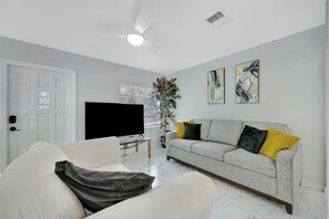 3 bedrooms, Internet - Sleeps 8 Near Busch Gardens With BBQ and Fenced Yard (Tampa)