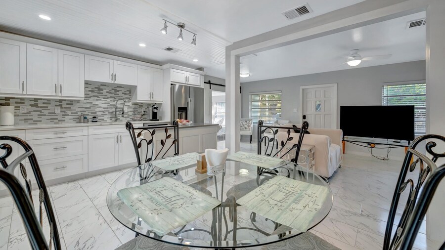 Sleeps 8 Near Busch Gardens With BBQ and Fenced Yard