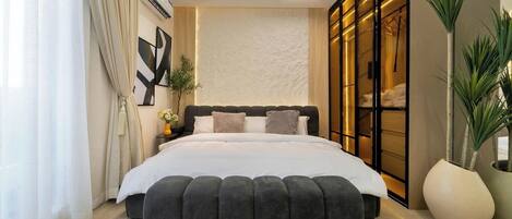 Junior-huone, parveke, kaupunkinäköala | Työpöytä, kannettavalle tietokoneelle sopiva työtila, pimennysverhot