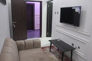 Habitación junior, balcón, vistas a la ciudad | Zona de estar