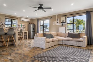 Casa de lujo, vista a la alberca | Área de sala de estar