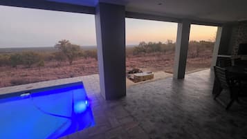 Casa de lujo, vista a la colina | Alberca | 2 albercas al aire libre