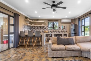 Casa superluxo, vista para a piscina | Área de estar