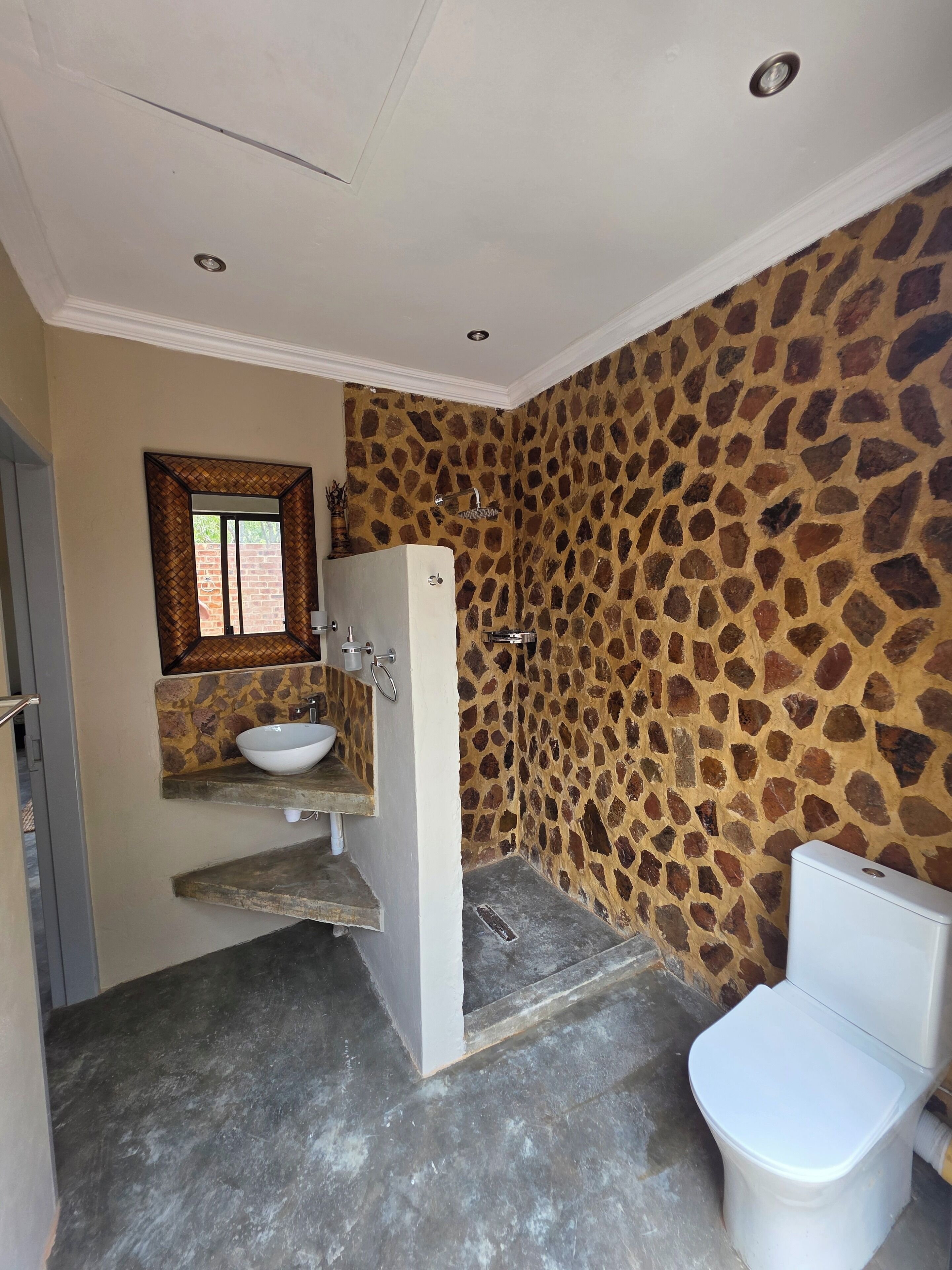吹风机、毛巾、卫生纸