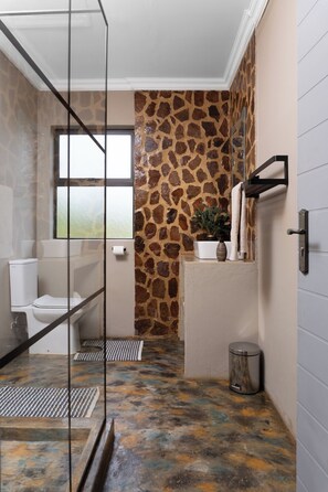 Casa de lujo, vistas a la piscina | Baño | Secador de pelo, toallas y papel higiénico