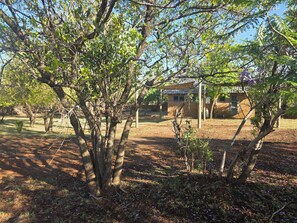 Superior chalet, uitzicht op tuin | Terrein van de accommodatie