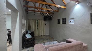 Alpehytte – superior, hageutsikt | Oppholdsområde