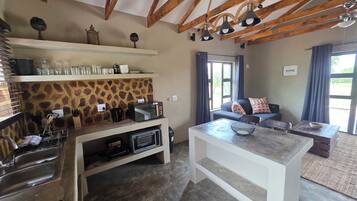 Kjøleskap, mikrobølgeovn, kokeplater og kjøkkenutstyr