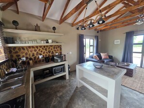 Full-size fridge, microwave, stovetop, cookware/dishes/utensils - Klipdrift Sands Game Lodge (Hammanskraal)