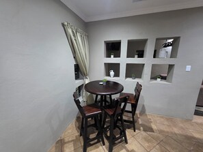 Superior-chalet, näköala puutarhaan | Ruokailu