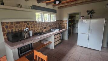 Casa Deluxe, vistas al complejo turístico | Cocina privada | Frigorífico grande, microondas, placa de cocina y utensilios de cocina