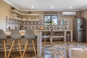 Luxury House, Pool View | Private kitchen | Full-size fridge, microwave, stovetop, cookware/dishes/utensils - Klipdrift Sands Game Lodge (Hammanskraal)
