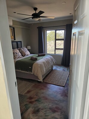 Luksustalo, näköala mäelle | Työpöytä, kannettavalle tietokoneelle sopiva työtila