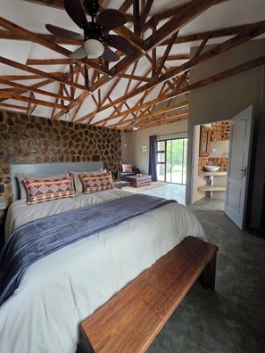 Desk, laptop workspace, iron/ironing board, free WiFi - Klipdrift Sands Game Lodge (Hammanskraal)