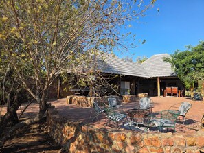 Deluxe-talo, näköala lomakeskukseen | Ulkoruokailutilat