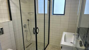 Quarto luxo, sacada, vista para o mar | Banheiro | Chuveiro, produtos de toalete grátis, secador de cabelo