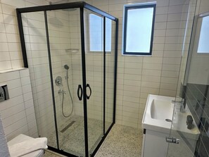 Habitación Deluxe, balc ón, vista al mar | Baño | Regadera, amenidades de baño gratuitas, secadora de cabello, toallas 