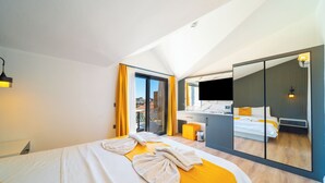 A modern hotel room with a large bed, a balcony, a TV, and a mirror. - Bossa Nova Mare (Kas)