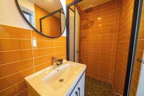 Economy Oda, 2 Tek Kişilik Yatak | Banyo | Duş, ücretsiz banyo/kozmetik ürünleri, saç kurutma makinesi, havlu 