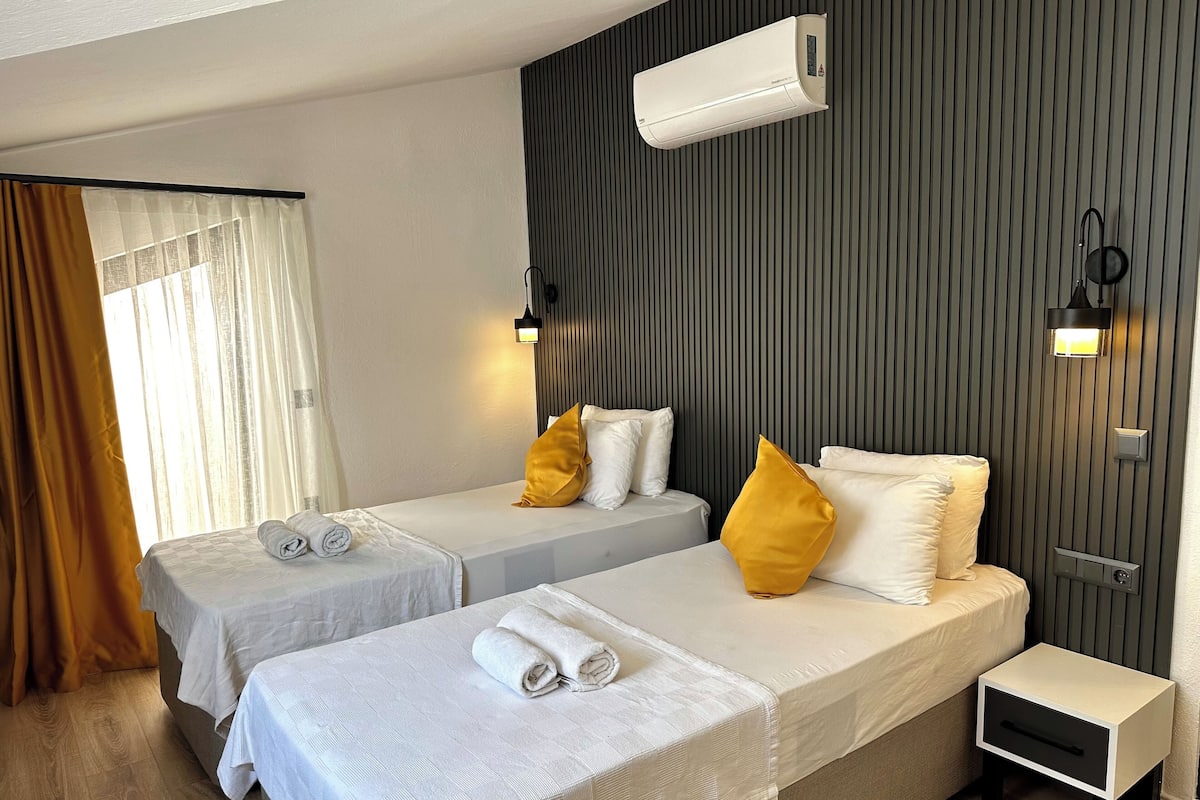 Economy Room, 2 Twin Beds | Free WiFi, bed sheets