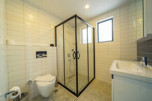 Deluxe Room, Balcony, Sea View | Bathroom | Shower, free toiletries, hair dryer, towels - Bossa Nova Mare (Kas)