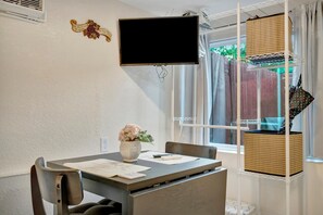 House - Quiet Studio Near Busch Gardens With Fenced Yard and BBQ (Tampa)