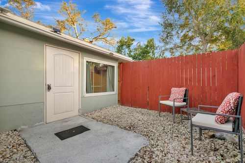 Quiet Studio Near Busch Gardens With Fenced Yard and BBQ