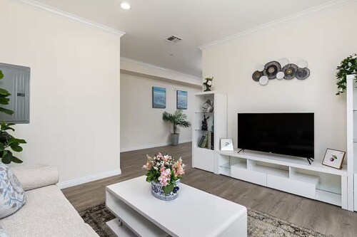 Luxurious Pasadena Home w Parking Near Old Town