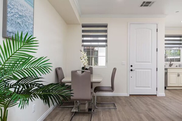 Apartment | 2 bedrooms, Internet - Luxurious Pasadena Home w Parking Near Old Town (Pasadena)