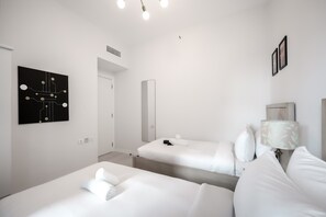 A modern hotel room with two beds, a large abstract painting, a mirror, and a lamp. - A Free Housekeeping Visit FOR Every Stay Between THE 16th FEB AND THE 16th MAR - Stayshort - Stlylish 2 Bedroom in Dubai Marina That Sleeps 4 Near Met (Dubai)