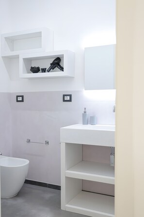 Dusj, hårføner og håndklær