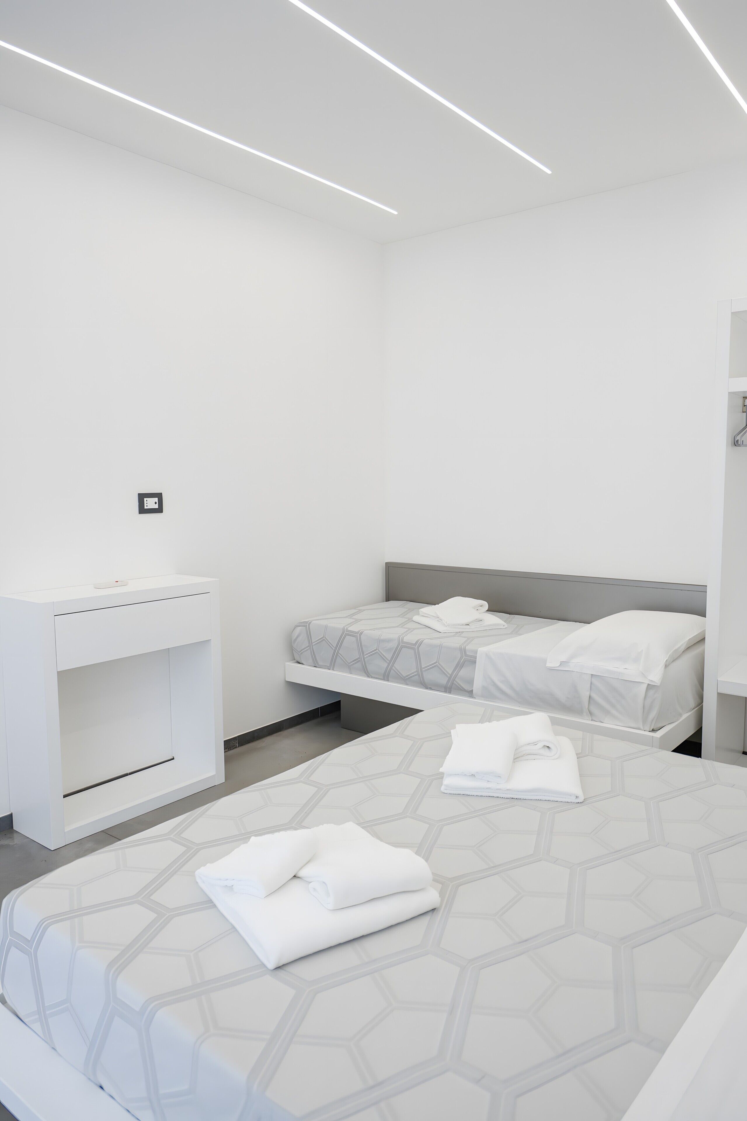 5 bedrooms, WiFi, bed sheets